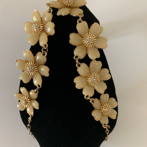 Flowers with Center Gold Pistil Style Ovary Round Clear Quartz Crystal Necklace - Picture 5 of 10